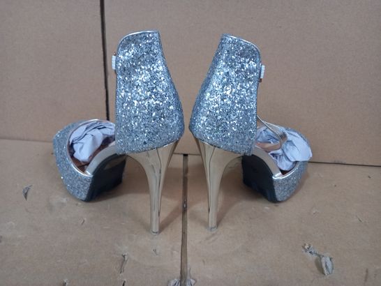 BOXED PAIR OF DESIGNER HEELS IN SILVER/JEWELLED EFFECT EU SIZE 36