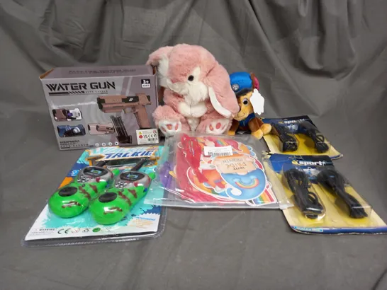 LARGE QAUNTIITY OF ASSORTED TOYS AND GAMES TO INCLUDE TEDDIES, WATER GUN AND WALKIE TALKIES