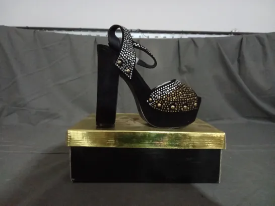 APPROXIMATELY 9 BOXED PAIRS OF SPRIRER BLOCK HEELED SANDALS IN BLACK/GOLD VARIOUS SIZES TO INCLUDE SIZE 38EU 