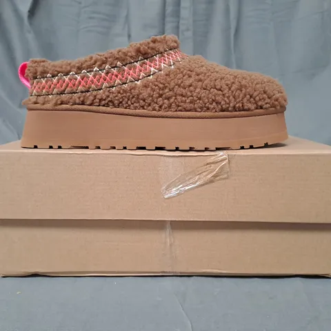 BOXED PAIR OF UGG TAZZ BRAID SHOES IN BROWN UK SIZE 7