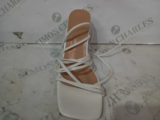 BOXED PAIR OF DESIGNER BLOCK HEELED STRAPPY OPEN TOE SANDALS IN WHITE EU SIZE 39