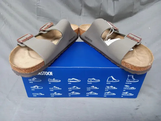 BOXED PAIR OF BIRKENSTOCK ARIZONA BS OPEN TOE SANDALS UK SIZE 5.5