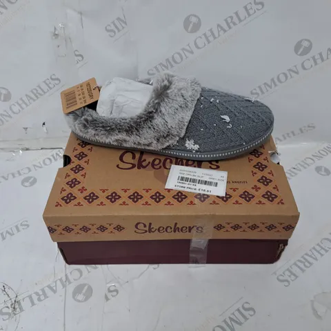 BOXED SKECHERS COZY CAMPFIRE SWEATER KNIT OPEN BACK SLIPPERS, GREY - SIZE 5