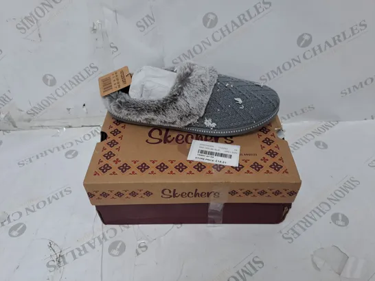 BOXED SKECHERS COZY CAMPFIRE SWEATER KNIT OPEN BACK SLIPPERS, GREY - SIZE 5