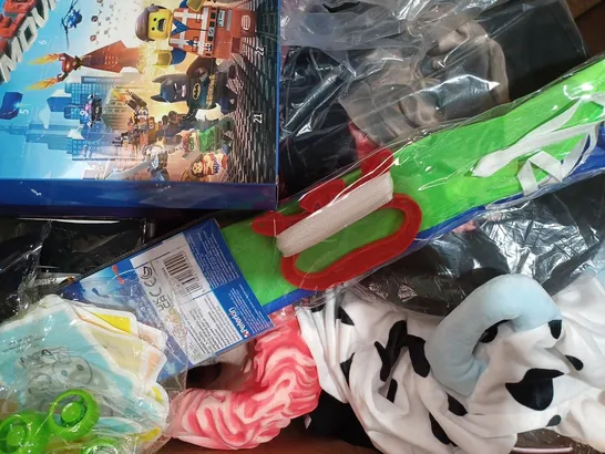 BOX OF APPROXIMATELY 20 ASSORTED TOYS AND GAMES TO INCLUDE SPRAY WATER + SPACE UFO 2-IN-1, SAVE PENGUINS GAME, ETC