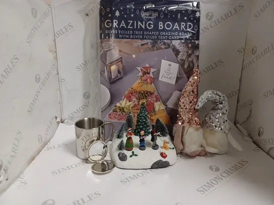 FIVE ASSORTED ITEMS TO INCLUDE GINGER RAY SILVER FOILED TREE SHAPED GRAZING BOARD, FISHING CLUB MUG, ROUND COMPACT MIRROR, CHRISTMAS LED SCENE DÉCOR, SET OF SEQUIN HAT GONK