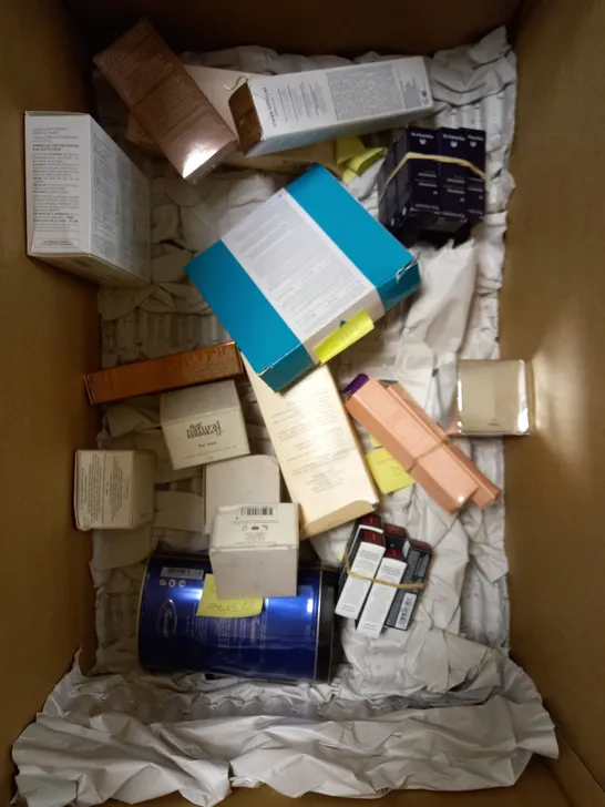 BOX OF 25 ASSORTED BEAUTY PRODUCTS & GIFT SETS TO INCLUDE AMELIORATE SKIN SET, LANCASTER FACE BRONZER, NATURAL DEODORANT BALM ETC 