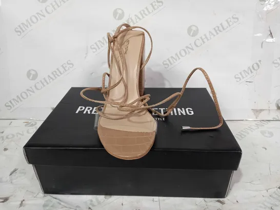 BOXED PAIR OF PRETTY LITTLE THING BLOCK HEEL STRAPPY TEXTURED SANDALS IN TAN UK SIZE 6