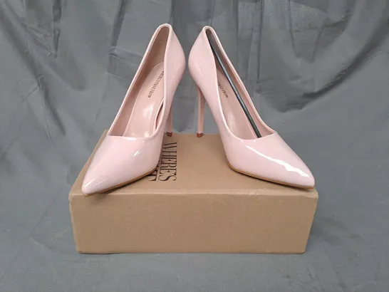 BOXED PAIR OF WHERES THAT FROM POINTED TOE HIGH HEEL SHOES IN PINK EU SIZE 39