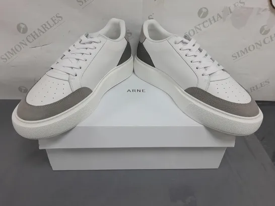 BOXED PAIR OF ARNE COURT TRAINERS 2.0 IN WHITE UK SIZE 10