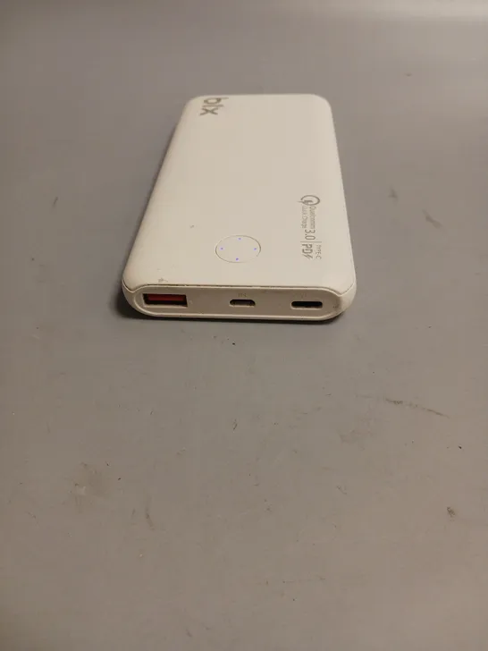 BIX PORTABLE CHARGER IN WHITE TYPE-C AND MICRO USB INPUTS AND USB OUTPUT