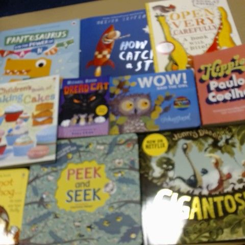 LOT OF ASSORTED CHILDRENS BOOKS TO INCLUDE PANTOSAURUS, DISNEYLAND COLOURING BOOK AND PEEK AND SEEK