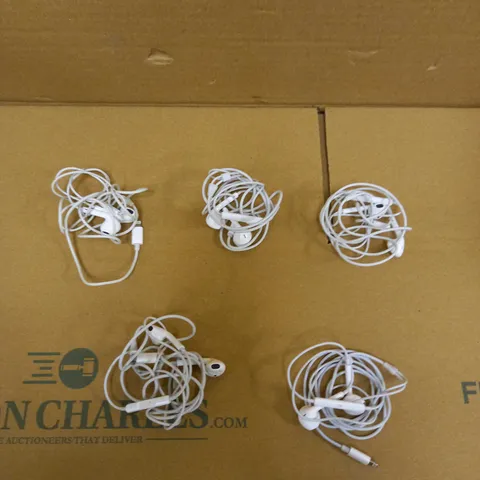 LOT OF APPROXIMATELY 5 APPLE EARPODS - LIGHTNING CONNECTOR