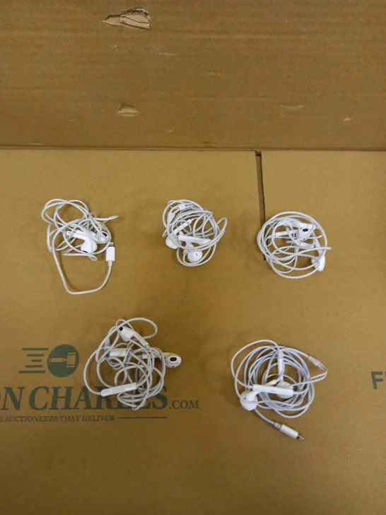 LOT OF APPROXIMATELY 5 APPLE EARPODS - LIGHTNING CONNECTOR