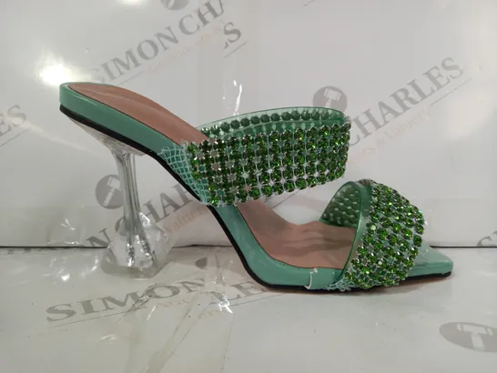 BOXED PAIR OF DESIGNER OPEN TOE HIGH HEELS IN MINT GREEN W. JEWEL EFFECT EU SIZE 38