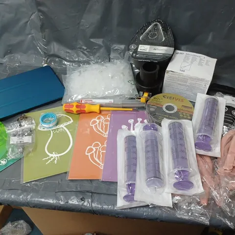 LOT CONTAINING VARIOUS HOUSEHOLD ITEMS TO INCLUDE; PLASTIC SYRINGES, TRAVEL HANGERS, TABLET CASE ETC. 