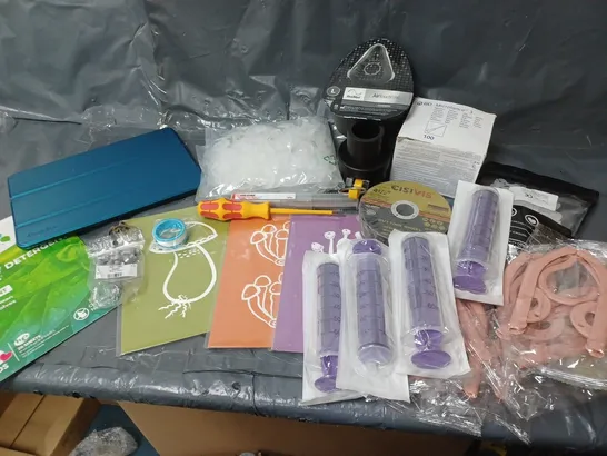 LOT CONTAINING VARIOUS HOUSEHOLD ITEMS TO INCLUDE; PLASTIC SYRINGES, TRAVEL HANGERS, TABLET CASE ETC. 