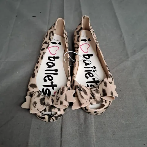 BOXED LOT OF APPROX. 15 PAIRS OF GIRLS BALLET PUMPS. VARIOUS SIZES