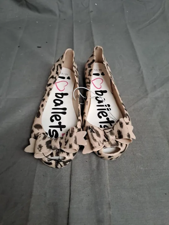 BOXED LOT OF APPROX. 15 PAIRS OF GIRLS BALLET PUMPS. VARIOUS SIZES