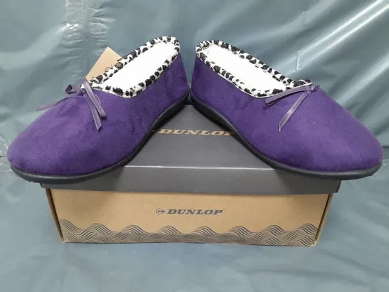 BOXED PAIR OF DUNLOP SLIPPERS IN PURPLE SIZE 7