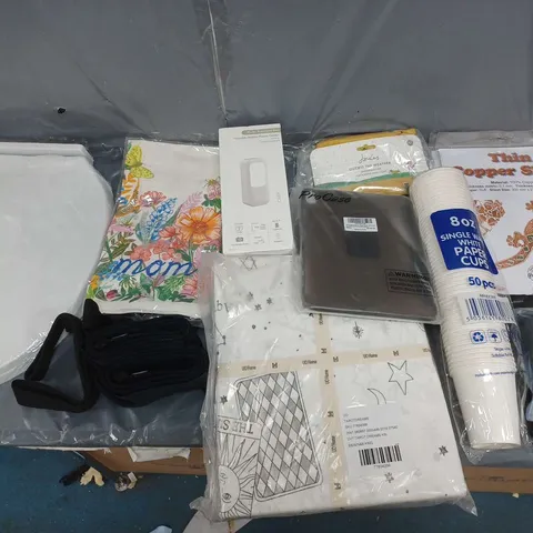 BOX OF APPROXIMATELY 15 ASSORTED HOUSEHOLD ITEMS TO INCLUDE LIFTING STRAPS, TOILET SEAT, AND MOBILE PHONE HOLDER BOX ETC. 