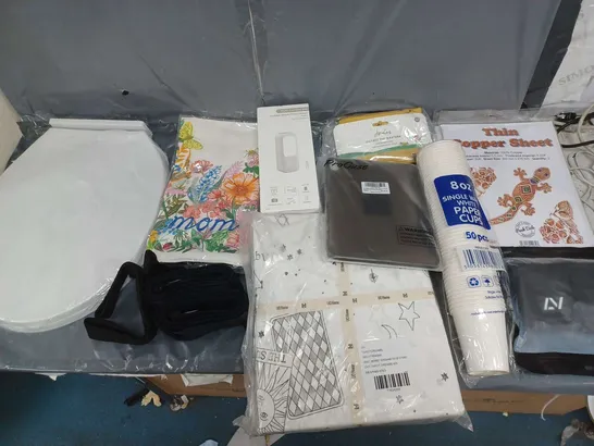 BOX OF APPROXIMATELY 15 ASSORTED HOUSEHOLD ITEMS TO INCLUDE LIFTING STRAPS, TOILET SEAT, AND MOBILE PHONE HOLDER BOX ETC. 