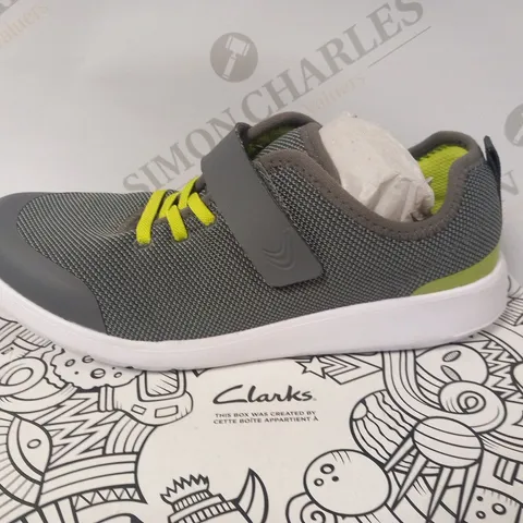 BOXED CLARKS SCAPE TRACE O GREY SIZE 5