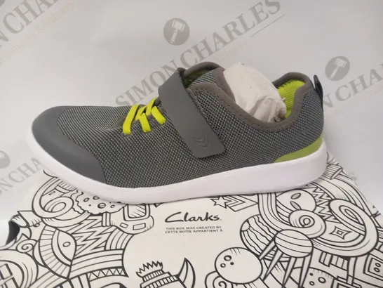 BOXED CLARKS SCAPE TRACE O GREY SIZE 5