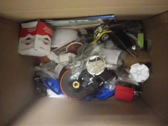 BOX OF ASSORTED CAR ITEMS TO INCLUDE FUSES , USB CHARGERS - WHEEL BADGES -   / COLLECTION ONLY 