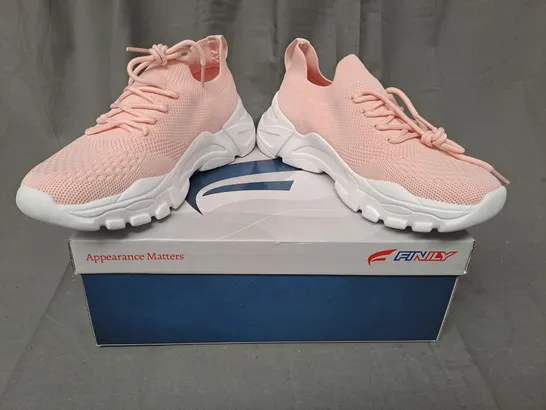 BOXED PAIR OF FINILY WARMUP SHOES IN PINK/WHITE UK SIZE 5