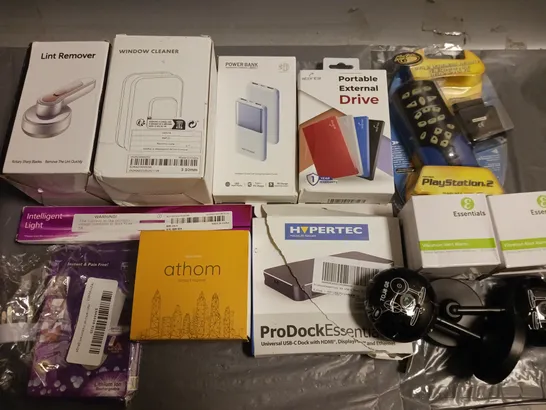 LOT OF APPROXIMATELY 14 ASSORTED TECH ITEMS TO WINDOW CLEANER, POWER BANK PORTABLE EXTERNAL DRIVE