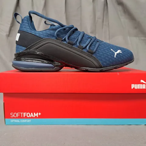 BOXED PAIR OF PUMA AXELION BLOCK SHOES IN DARK DENIM/BLACK UK SIZE 6