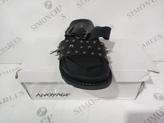 BOXED PAIR OF AJVOYAGE OPEN TOE LOW PLATFORM SANDALS IN BLACK W. STUDS SIZE 7