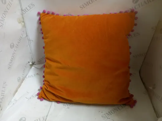 APPROXIMATELY 10 HOUSEHOLD ITEMS TO INCLUDE PILLOW, CUSHIONS AND CURTAINS OF VARIOUS COLOURS AND SIZES