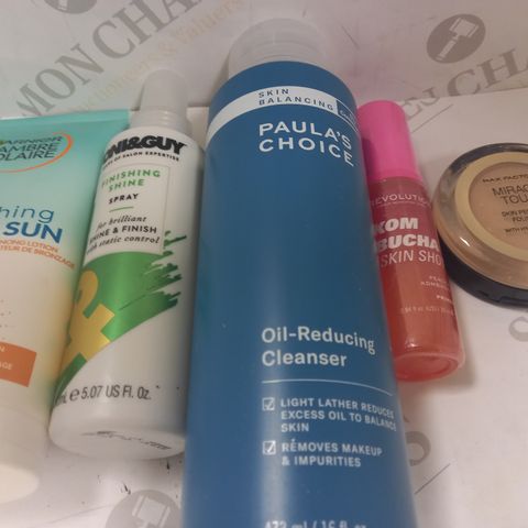LOT OF APPROXIMATELY 20 ASSORTED COSMETIC ITEMS TO INCLUDE GARNIER SOOTHING AFTER SUN, TONI & GUY FINISHING SHINE SPRAY, REVOLUTION KOMBUCHA SKIN SHOT PRIMER, ETC