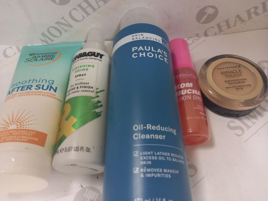 LOT OF APPROXIMATELY 20 ASSORTED COSMETIC ITEMS TO INCLUDE GARNIER SOOTHING AFTER SUN, TONI & GUY FINISHING SHINE SPRAY, REVOLUTION KOMBUCHA SKIN SHOT PRIMER, ETC