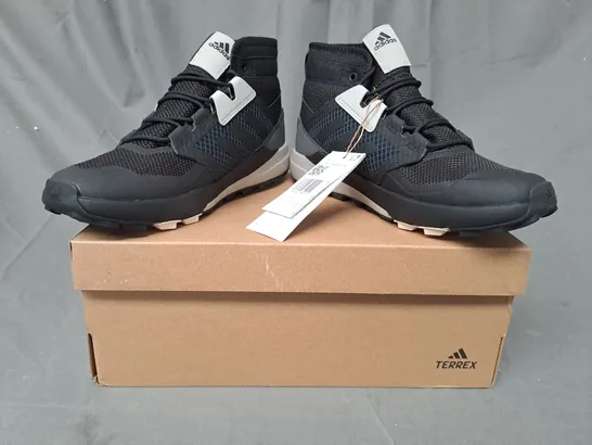 BOXED PAIR OF ADIDAS TERREX TRAILMAKER SHOES IN BLACK/GREY UK SIZE 4.5