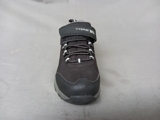 BOXED PAIR OF TRESPASS KIDS SHOES IN BLACK UK SIZE 10