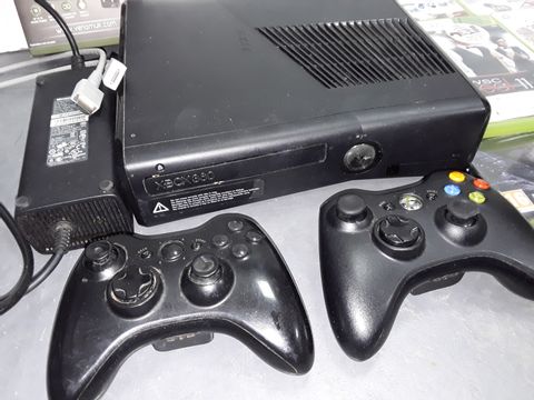 XBOX 360 CONSOLE WITH WIRES, CONTROLLERS AND 6 GAMES