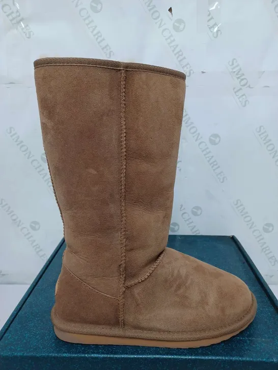 EMU ORIGINALS COLLECTION TAN STINGER HI WATER RESISTANT BOOT - SIZE W8./M7