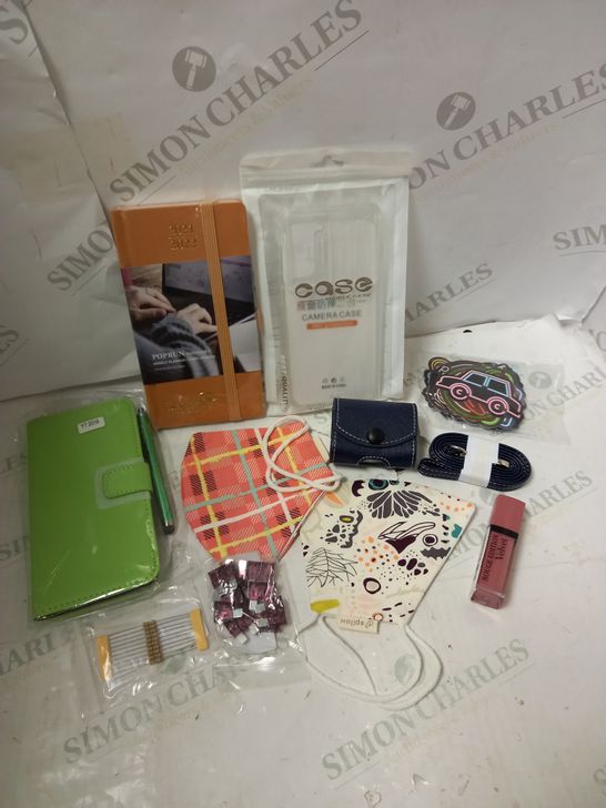 LOT OF APPROX 25 ASSORTED HOUSEHOLD ITEMS TO INCLUDE FACE MASKS, 2021/2022 DIARY, EARPHONE CASE, ETC
