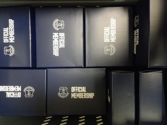 LOT OF APPROXIMATELY 23 EVERTON CLUB GIFT SETS, TO INCLUDE PHONE GRIP, POWER BANK, MICRO-USB CABLE, LANYARD & CARD HOLDER