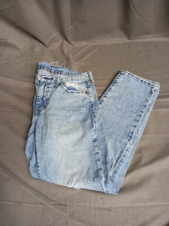 LEVI'S DISTRESSED JEANS IN LIGHT BLUE DENIM SIZE 29/30 