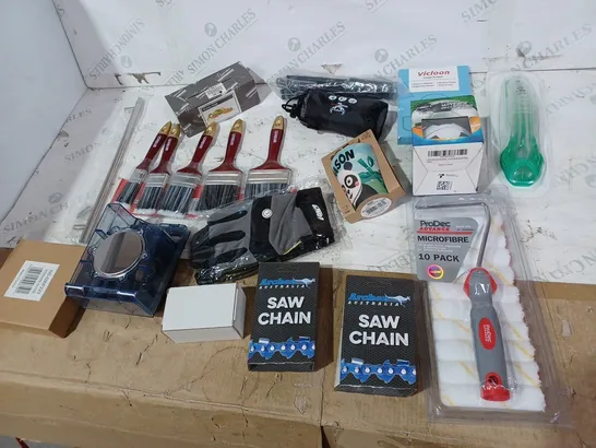 ASSORTED ITEMS TO INCLUDE: MICROFIBRE ROLLERS, SAW CHAINS, DOUGH SCRAPER, SET OF PAINTBRUSHES ETC 