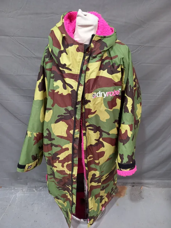 DRY ROBE IN CAMO WITH PINK LINING - SMALL