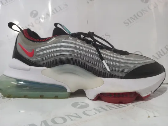 PAIR OF NIKE AIR ZM 950 SHOES IN GREY/BLACK/RED UK SIZE 8.5