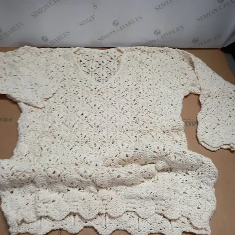 LOT OF APPROXIMATELY 18 AS NEW CROCHET PULL V-NECK JUMPERS - SIZE UNSPECIFIED