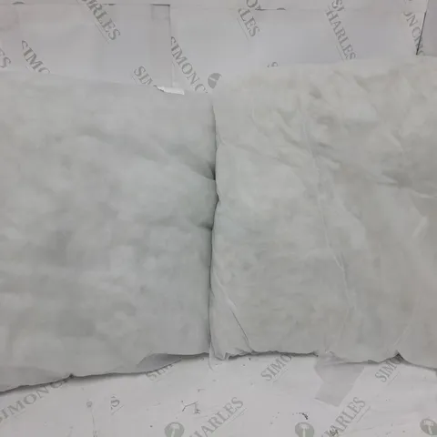 SET OF CUSHIONS IN WHITE