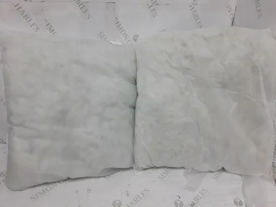 SET OF CUSHIONS IN WHITE