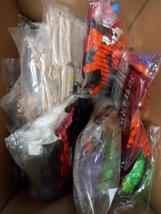 BOX OF APPROXIMATELY 20 ASSORTED HALLOWEEN THEMED CELEBRATORY & PARTY ITEMS TO INCLUDE TRICK OR TREAT BAGS, BALLOONS, DECORATIONS ETC	